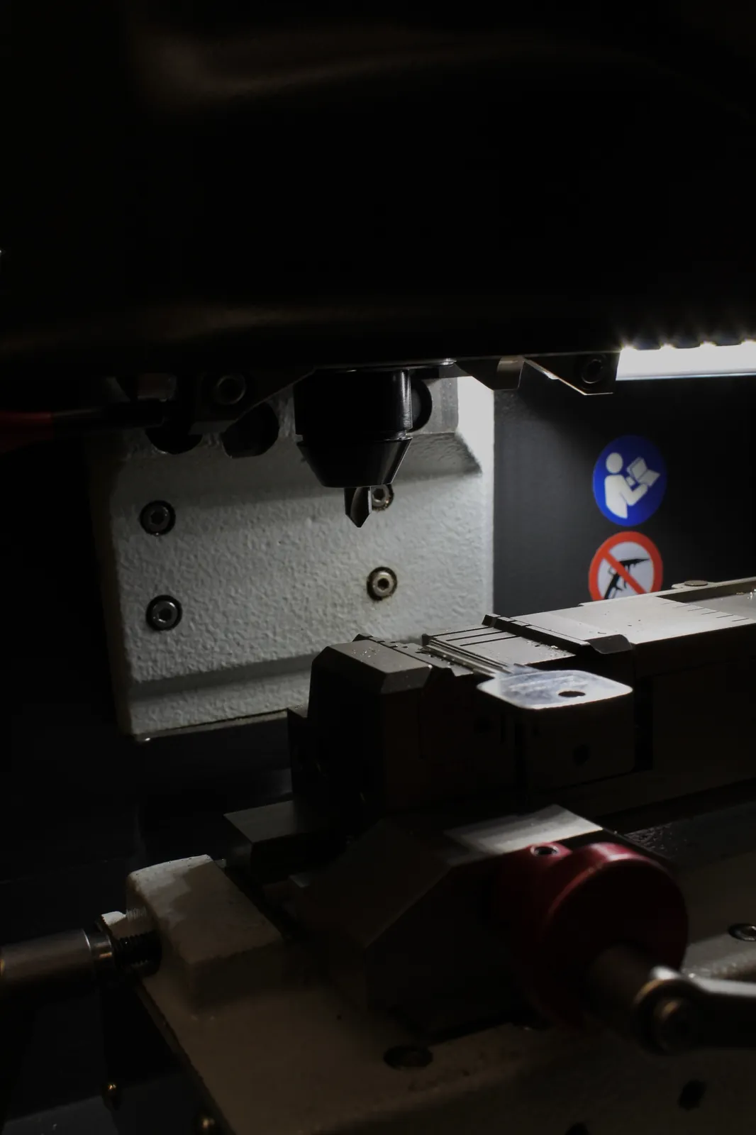Fresa de una máquina duplicadora sobre una llave de seguridad en el taller de Montejo
