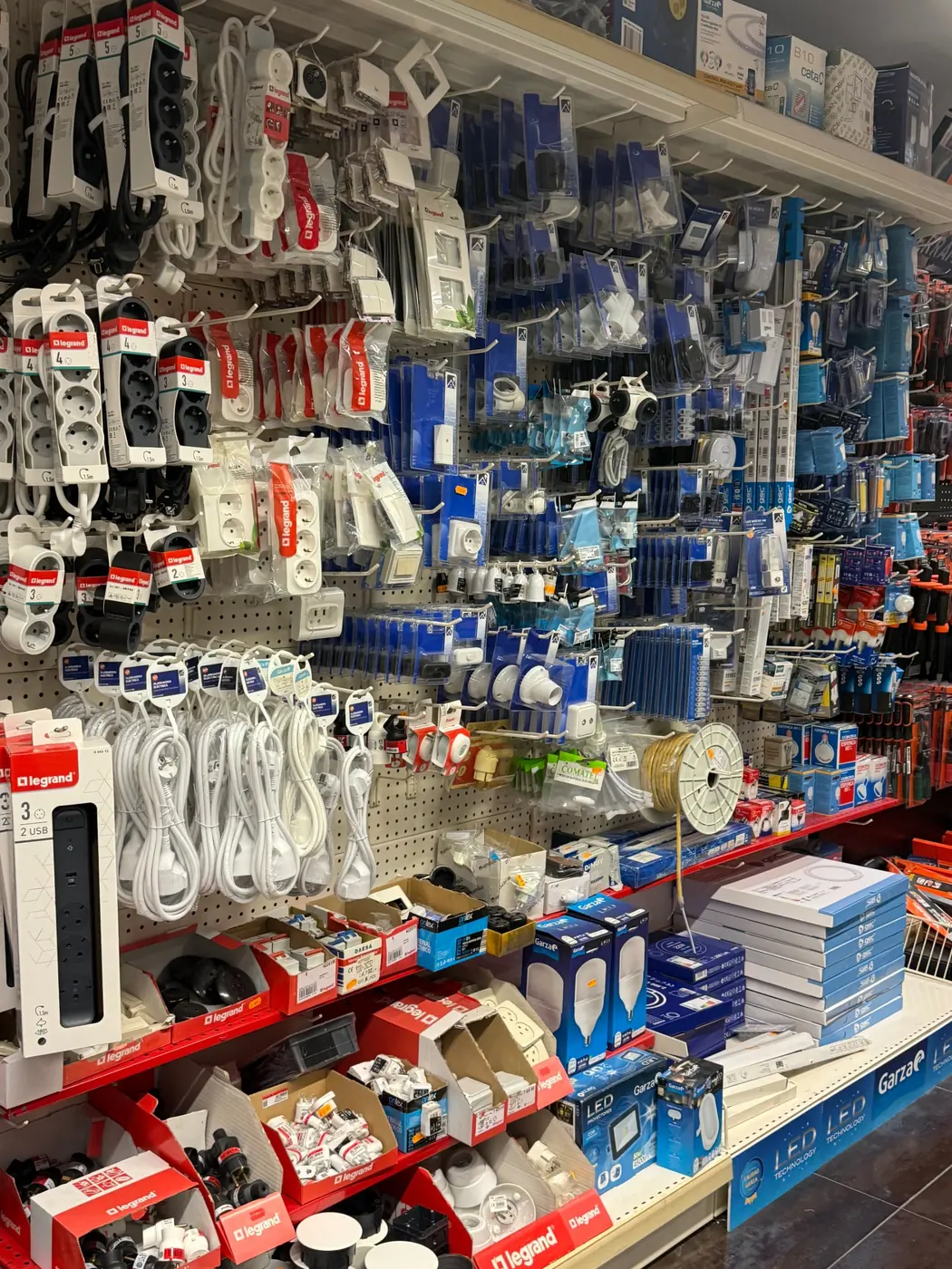Regletas, enchufes y bombillas LED Legrand y Garza