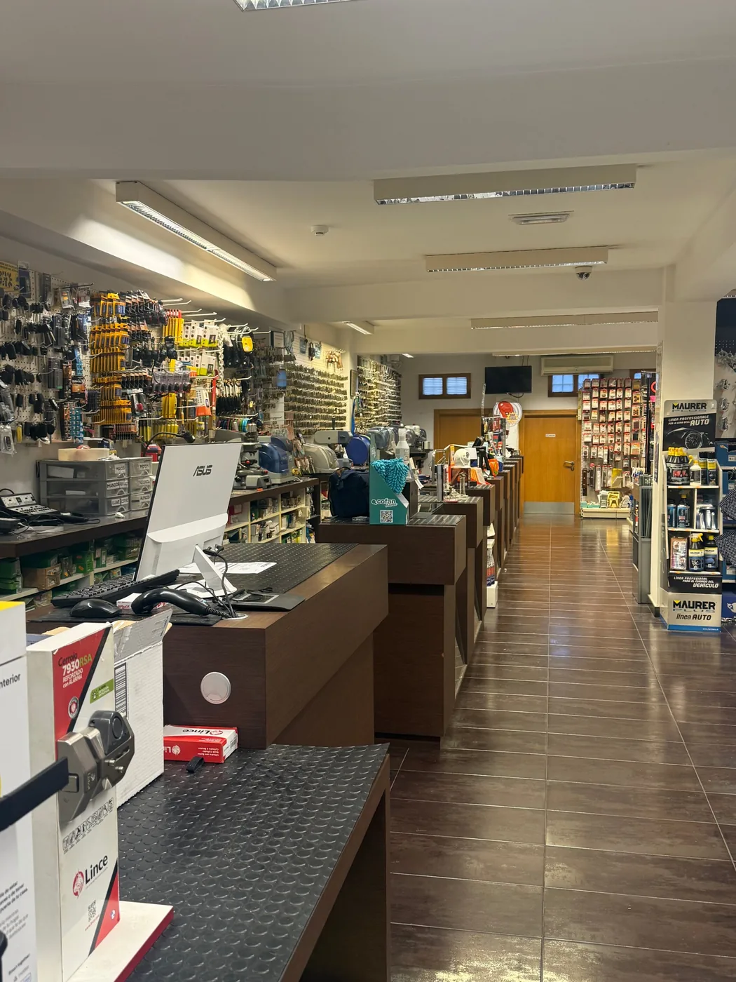 Interior de la tienda Montejo con el mostrador y las máquinas de duplicado